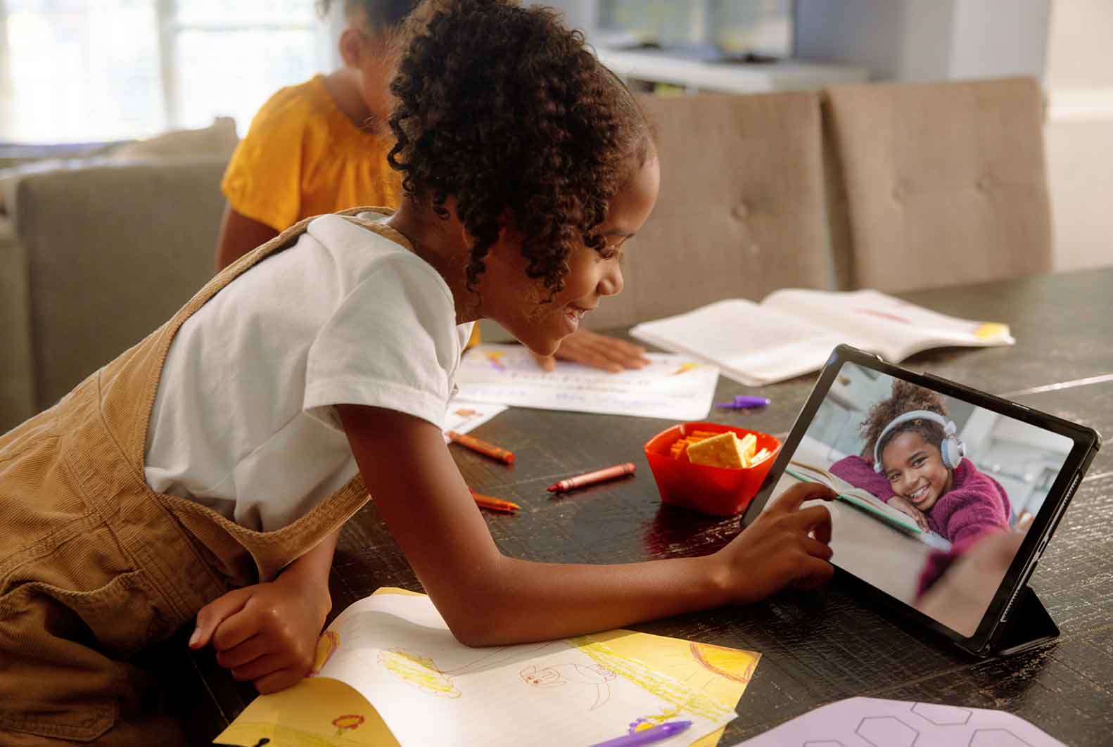 Girl-using-tablet Child using tablet